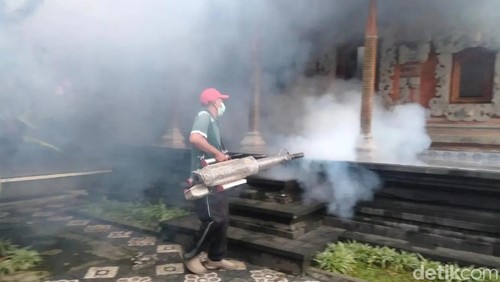 Petugas dari Dinas Kesehatan Klungkung melakukan fogging, Sabtu (2/3/2024).