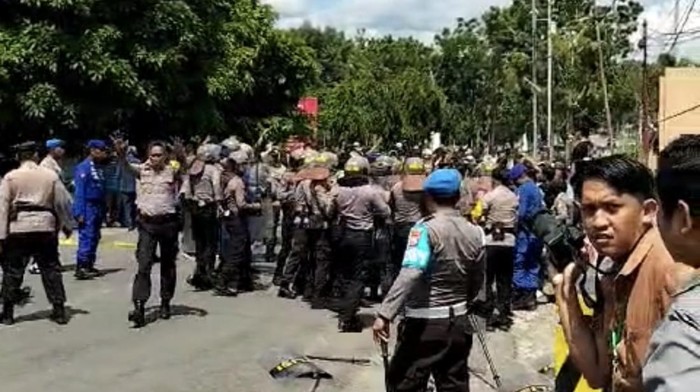 Demo ricuh di depan Kantor KPU Sinjai, Sulsel.