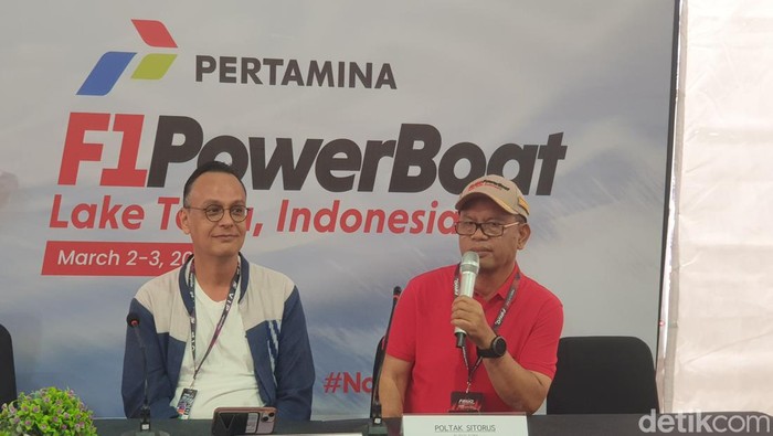 Deputi Bidang Koordinasi Pariwisata dan Ekonomi Kreatif Kemenko Marves, Odo RM Manuhutu dan Bupati Toba, Poltak Sitorus di Media Center F1 Powerboad di Kecamatan Balige, Toba. (Goklas Wisely/detikcom).