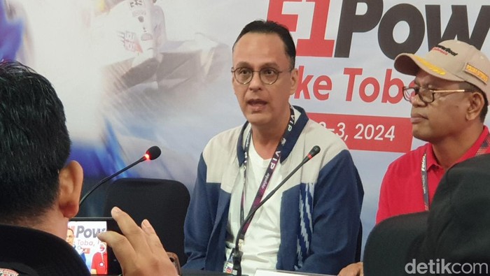 Deputi Bidang Koordinasi Pariwisata dan Ekonomi Kreatif Kemenko Marves, Odo RM Manuhutu saat gelar konferensi pers di Media Center F1 Powerboad di Balige, Toba. (Goklas Wisely).