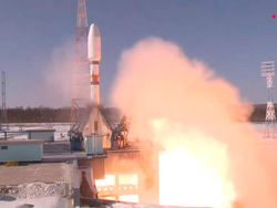 Detik-detik Roket Rusia Luncurkan Satelit Iran ke Luar Angkasa