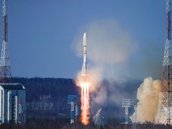 Detik-detik Roket Rusia Luncurkan Satelit Iran ke Luar Angkasa