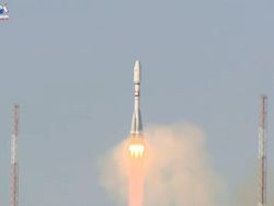 Detik-detik Roket Rusia Luncurkan Satelit Iran ke Luar Angkasa