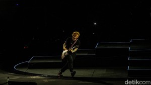 Gak kehabisan energi, setiap lagu yang dimainkan Ed Sheeran mampu buat penggemarnya sing a long.  Foto: Rifkianto Nugroho/ detikcom