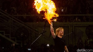 Penampilan Ed Sheeran malam ini sukses buat Jakarta International Stadium (JIS) bergemuruh. Mantap!  Foto: Rifkianto Nugroho/ detikcom