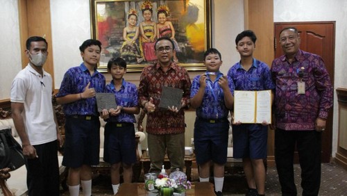 Empat siswa peraih medali emas pada Thailands Investor Day berfoto berpose bersama Wali Kota Denpasar Jaya Negara sembari memegang karya keramik berbahan limbah styrofoam di kantor Wali Kota Denpasar, Jumat (1/3/2024). (Foto: Pemkot Denpasar)
