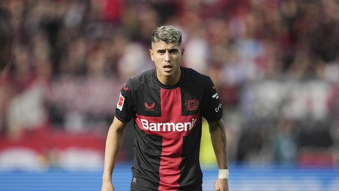 Leverkusens Exequiel Palacios is playing during the German Bundesliga soccer match between Bayer Leverkusen and FC Heidenheim in Leverkusen, Germany, Sunday, Sept. 24, 2023. (AP Photo/Martin Meissner)