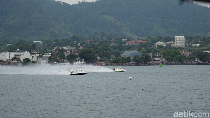 F1 Powerboat di Danau Toba. (Goklas Wisely/detikcom)