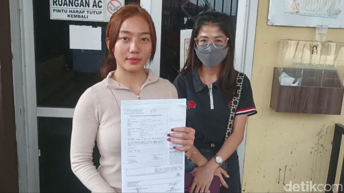 Fitria melapor kasus penggelapan kamera miliknya ke polisi.