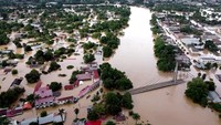 Hujan lebat selama berhari-hari membanjiri banyak wilayah di Bolivia utara, menyebabkan ribuan penduduk mengungsi dan merusak rumah serta tempat usaha, kata pemerintah setempat. Cochabamba Municipality via REUTERS