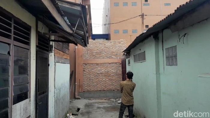 Gang Abadi diduga ditembok pihak sekolah Global Prima di Medan (Foto: Nizar Aldi/detikSumut)