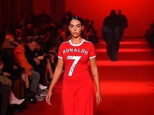 Georgina Rodriguez Tampil di Paris Fashion Week, Bergaun Nomor Keramat CR7