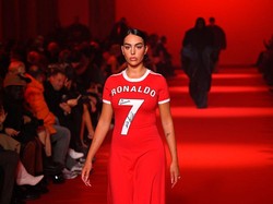 Georgina Rodriguez Tampil di Paris Fashion Week, Bergaun Nomor Keramat CR7