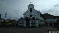 Gereja Katolik Santo Yusuf didirikan tahun 1887 oleh seorang pengusaha pabrik gula bernama Louis Theodorus Gonsalves. Dengan gaya arsitektur ala Portugis.