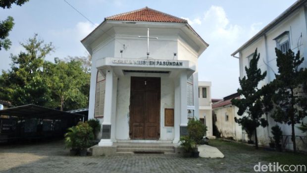 Gereja Kristen Pasundan di Cirebon.