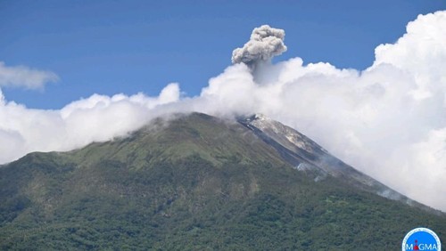 Gunung Ile Lewotolok erupsi, Sabtu (2/3/2024).