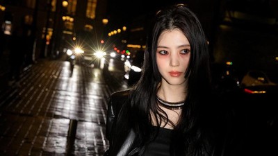 7 Gaya Han So Hee Dandan Nyentrik Bak Rockstar, Bikin Fans Pangling