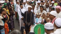 Massa kirab dominan memakai busana putih itu terlihat berjalan sambil menabuh alat musik sejenis rebana. 