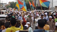 Sejak pukul 15.30 WIB mereka berjalan dari Kampung Margi menuju ke Makam Sunan Ampel.