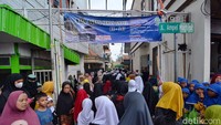 Massa sedang menuju ke lokasi Haul Agung Sunan Ampel. Jalanan tersebut terlihat padat.