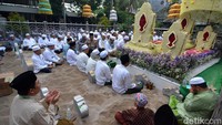 Sejumlah warga sedang berdoa di Makam Sunan Ampel.