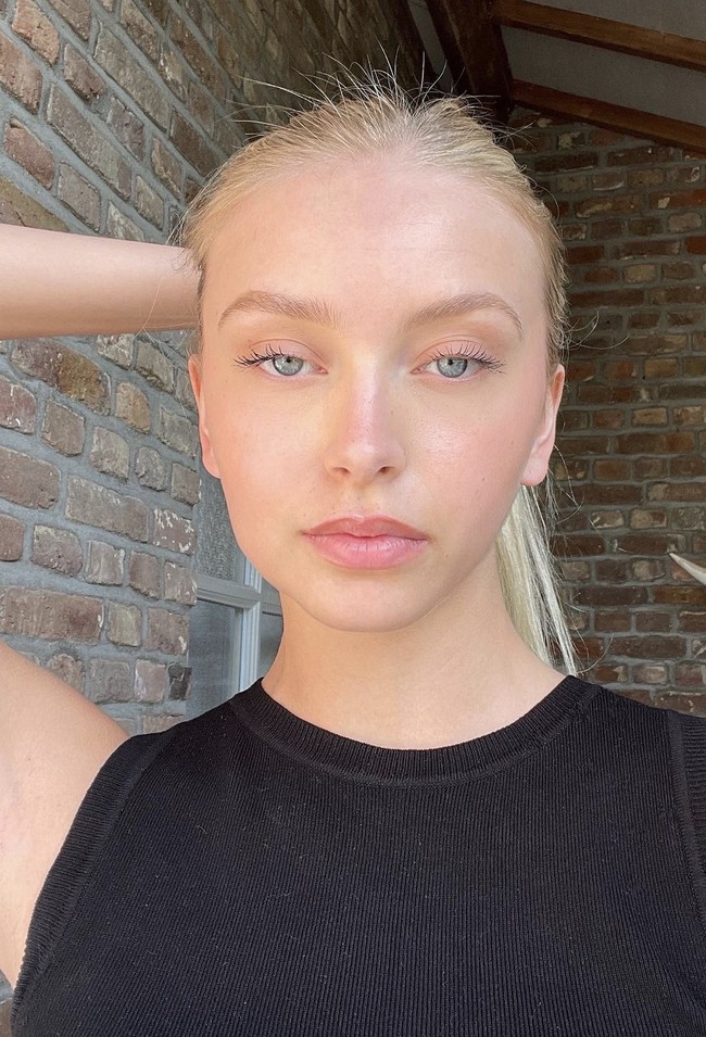 “Seorang teman mengatakan Leo memakai earphone saat berhubungan seks karena dia tidak ingin mendengarnya. Dan yang lain mengatakan dia bahkan menaruh bantal di kepalanya,” ungkap Hieke. “Leo terlalu aneh dan terlalu tua untukku,” tambahnya lagi.  Foto: Dok. Instagram @hieke_konings