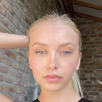 “Seorang teman mengatakan Leo memakai earphone saat berhubungan seks karena dia tidak ingin mendengarnya. Dan yang lain mengatakan dia bahkan menaruh bantal di kepalanya,” ungkap Hieke. “Leo terlalu aneh dan terlalu tua untukku,” tambahnya lagi.  Foto: Dok. Instagram @hieke_konings