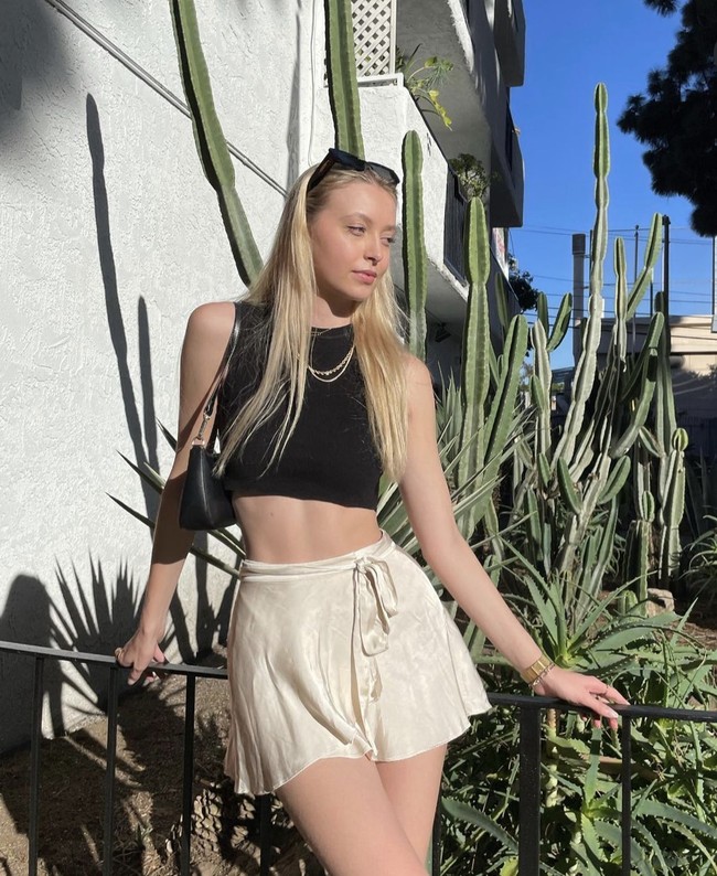 Hieke dan rekan model lainnya kerap hangout ke klub tertutup di Los Angeles. Klub yang didatanginya eksklusif yang mana hanya bisa masuk melalui undangan.  Foto: Dok. Instagram @hieke_konings