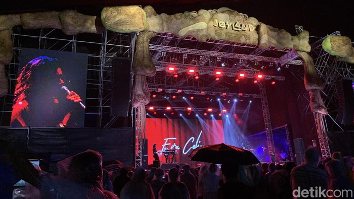 Hujan mengguyur saat Eva Cilia tampil di Joyland Festival Bali 2024, Peninsula Island, Nusa Dua, Kuta Selatan, Badung, Bali, Sabtu (2/3/2024). (Foto: Siti Muamalah/detikBali) Hujan mengguyur saat Eva Cilia tampil di Joyland Festival Bali 2024, Peninsula Island, Nusa Dua, Kuta Selatan, Badung, Bali, Sabtu (2/3/2024). (Foto: Siti Muamalah/detikBali)