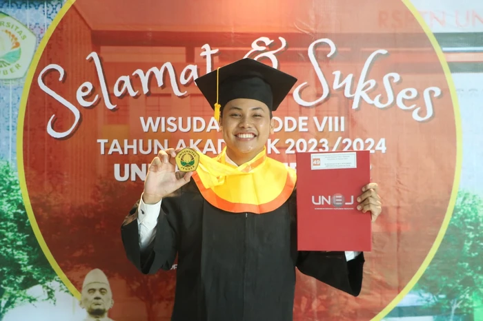 Ikin, lulusan tercepat di Unej dan cum laude