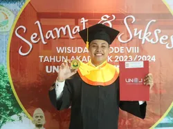 Gagal Tes PTN 17 Kali, Ikin Kini Jadi Lulusan Tercepat & Cum Laude di Unej