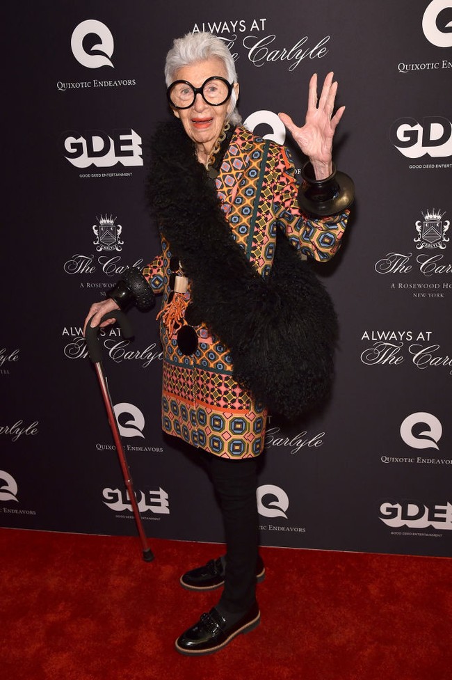 Saat usianya 97 tahun, Iris Apfel menggebrak dunia fashion dengan bergabung ke agensi model ternama IMG Models. Agensi ini menaungi nama Gigi dan Bella Hadid, Alessandra Ambrosio, Elsa Hosk hingga Gisele Bundchen. Foto: Getty Images for Always at the Carlyle/Bryan Bedder