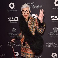 Saat usianya 97 tahun, Iris Apfel menggebrak dunia fashion dengan bergabung ke agensi model ternama IMG Models. Agensi ini menaungi nama Gigi dan Bella Hadid, Alessandra Ambrosio, Elsa Hosk hingga Gisele Bundchen. Foto: Getty Images for Always at the Carlyle/Bryan Bedder