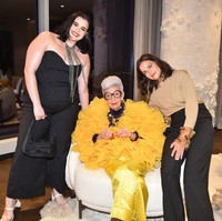 Menandai ulang tahunnya ke-100, Iris berkolaborasi dengan brand kacamata Zenni untuk mendesain koleksi bernama Iris Apfel Zentennial. Sesuai dengan karakter Iris, koleksi kacamata tersebut memiliki beragam pilihan frame berwarna dan motif yang seru. Foto: Getty Images for Central Park Tower/Patrick McMullan