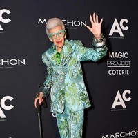 Pada 2012, Iris Apfel membuktikan usia senja tak menghentikannya untuk berkarya. Setelah Jimmy Choo mendedikasikan namanya untuk sebuah koleksi sepatu, Iris merilis lini sepatu sendiri di usia 91. Koleksi sepatunya tersebut diberi nama Rara Avis yang artinya burung langka dalam bahasa Latin. Foto: Getty Images for Accessories Council/Ilya S. Savenok
