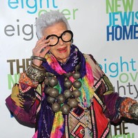 Iris adalah ikon dengan talenta yang tak terukur. Di usia 97 tahun, Iris lanjut membuktikan bila usia hanyalah angka dan bukan sesuatu yang menggambarkan siapa kamu sebenarnya, kaya presiden IMG Models, Ivan Bart. Foto: Getty Images/Brad Barket