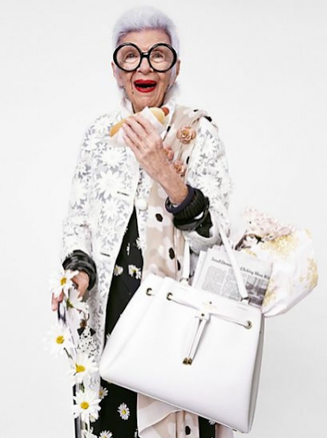 Sebelum menjadi ikon fashion, Iris Apfel dikenal sebagai pengusaha kain atau tekstil, desainer interior dan kolektor. Ia menghabiskan 40 tahun belakangan hidupnya membuat desain interior. Suka mengoleksi baju dan aksesori, wanita yang kini berusia 96 itu membuka eksibisinya di usia 20an.  Foto: Dok. MAC, Kate Spade