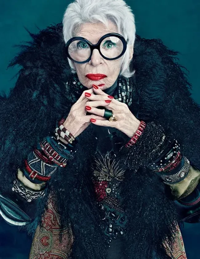 Nama Iris Apfel pertamakali mencuri atensi saat dipilih brand kecantikan MAC untuk mendesain makeup. Saat didapuk MAC, Iris berusia 90 tahun. Foto: Dok. MAC, Kate Spade