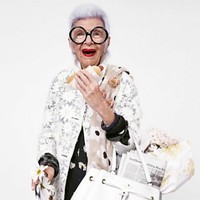 Sebelum menjadi ikon fashion, Iris Apfel dikenal sebagai pengusaha kain atau tekstil, desainer interior dan kolektor. Ia menghabiskan 40 tahun belakangan hidupnya membuat desain interior. Suka mengoleksi baju dan aksesori, wanita yang kini berusia 96 itu membuka eksibisinya di usia 20an.  Foto: Dok. MAC, Kate Spade