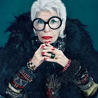 Nama Iris Apfel pertamakali mencuri atensi saat dipilih brand kecantikan MAC untuk mendesain makeup. Saat didapuk MAC, Iris berusia 90 tahun. Foto: Dok. MAC, Kate Spade