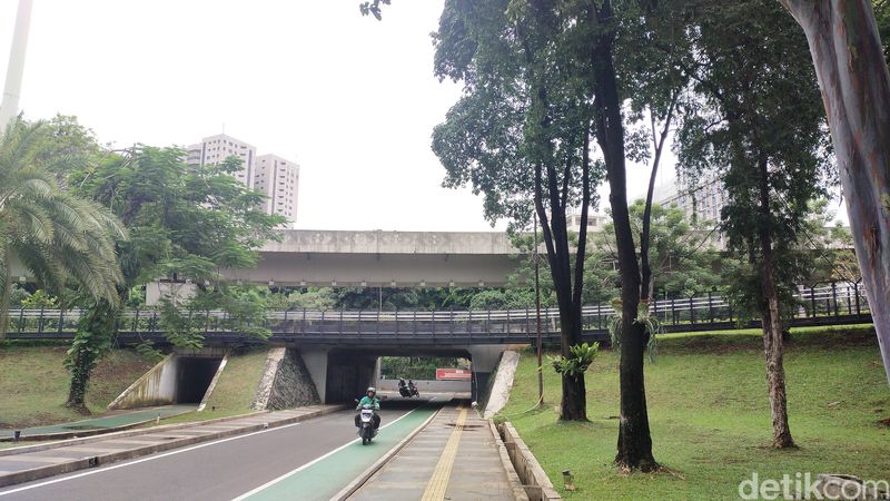 Jalur pedestrian di Taman Semanggi, tidak selesai-selsai juga. Masih ada pita proyek di sini. 2 Maret 2024. (Tina Susilawati/detikcom)
