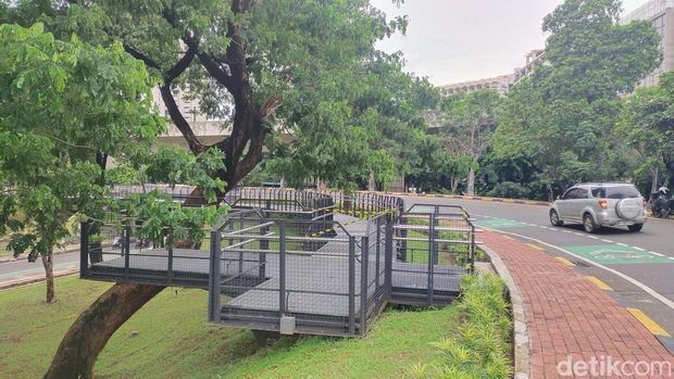 Jalur pedestrian di Taman Semanggi, tidak selesai-selsai juga. Masih ada pita proyek di sini. 2 Maret 2024. (Tina Susilawati/detikcom)