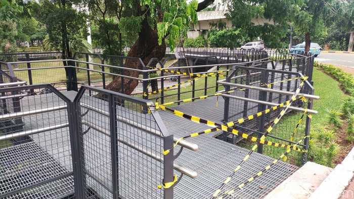 Jalur pedestrian di Taman Semanggi, tidak selesai-selsai juga. Masih ada pita proyek di sini. 2 Maret 2024. (Tina Susilawati/detikcom)