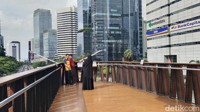 JPO Pinisi Sudirman, Jl Jenderal Sudirman, Jakarta, 2 Maret 2024. (Tina Susilawati/detikcom) JPO Pinisi Sudirman, Jl Jenderal Sudirman, Jakarta, 2 Maret 2024. (Tina Susilawati/detikcom)