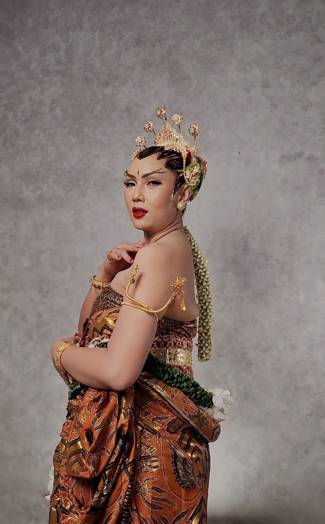 Pakaian pengantin dodot basahan itu juga dilengkapi dengan sanggul, ronce melati, dan paes ageng. Penampilan Kalina itu yang kemudian berhasil mencuri atensi. Foto: Instagram/@kalinaocktaranny