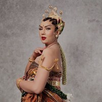 Pakaian pengantin dodot basahan itu juga dilengkapi dengan sanggul, ronce melati, dan paes ageng. Penampilan Kalina itu yang kemudian berhasil mencuri atensi. Foto: Instagram/@kalinaocktaranny