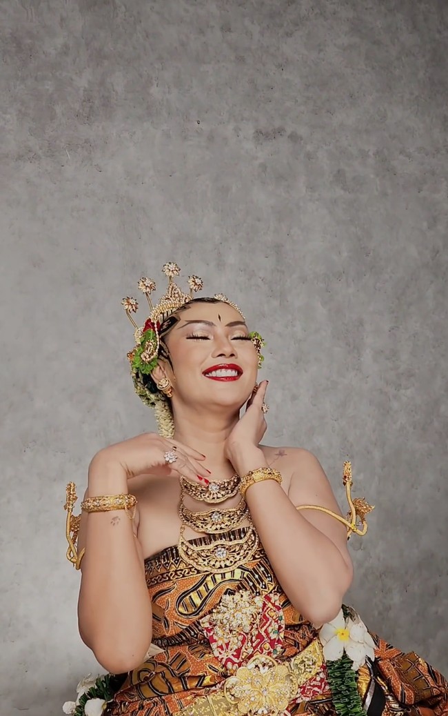 Tampil dengan riasan hasil tangan Rey Utami, Kalina berhasil bikin pangling. Ditambah alis menjangan yang berbentuk seperti tanduk, penampilan Kalina jadi semakin menawan. “Pangling buuu,” komentar salah seorang netizen. Foto: Instagram/@kalinaocktaranny