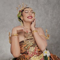 Tampil dengan riasan hasil tangan Rey Utami, Kalina berhasil bikin pangling. Ditambah alis menjangan yang berbentuk seperti tanduk, penampilan Kalina jadi semakin menawan. “Pangling buuu,” komentar salah seorang netizen. Foto: Instagram/@kalinaocktaranny