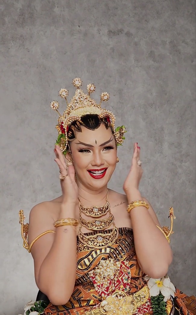 Pakaian yang dikenakan Kalina juga membuat tato di bahu kirinya jelas terlihat. Tampaknya tato tersebut berbentuk sebuah tulisan dengan huruf sambung. Foto: Instagram/@kalinaocktaranny