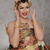 Pakaian yang dikenakan Kalina juga membuat tato di bahu kirinya jelas terlihat. Tampaknya tato tersebut berbentuk sebuah tulisan dengan huruf sambung. Foto: Instagram/@kalinaocktaranny